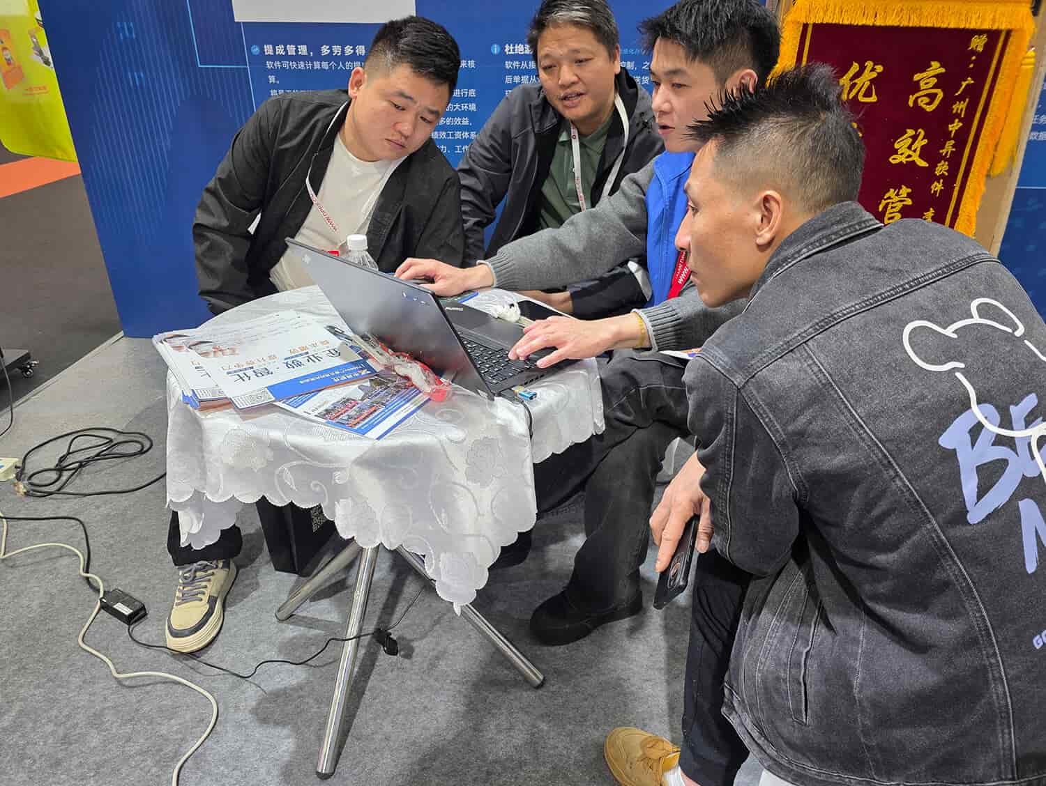 销售顾问为客户演示和解答