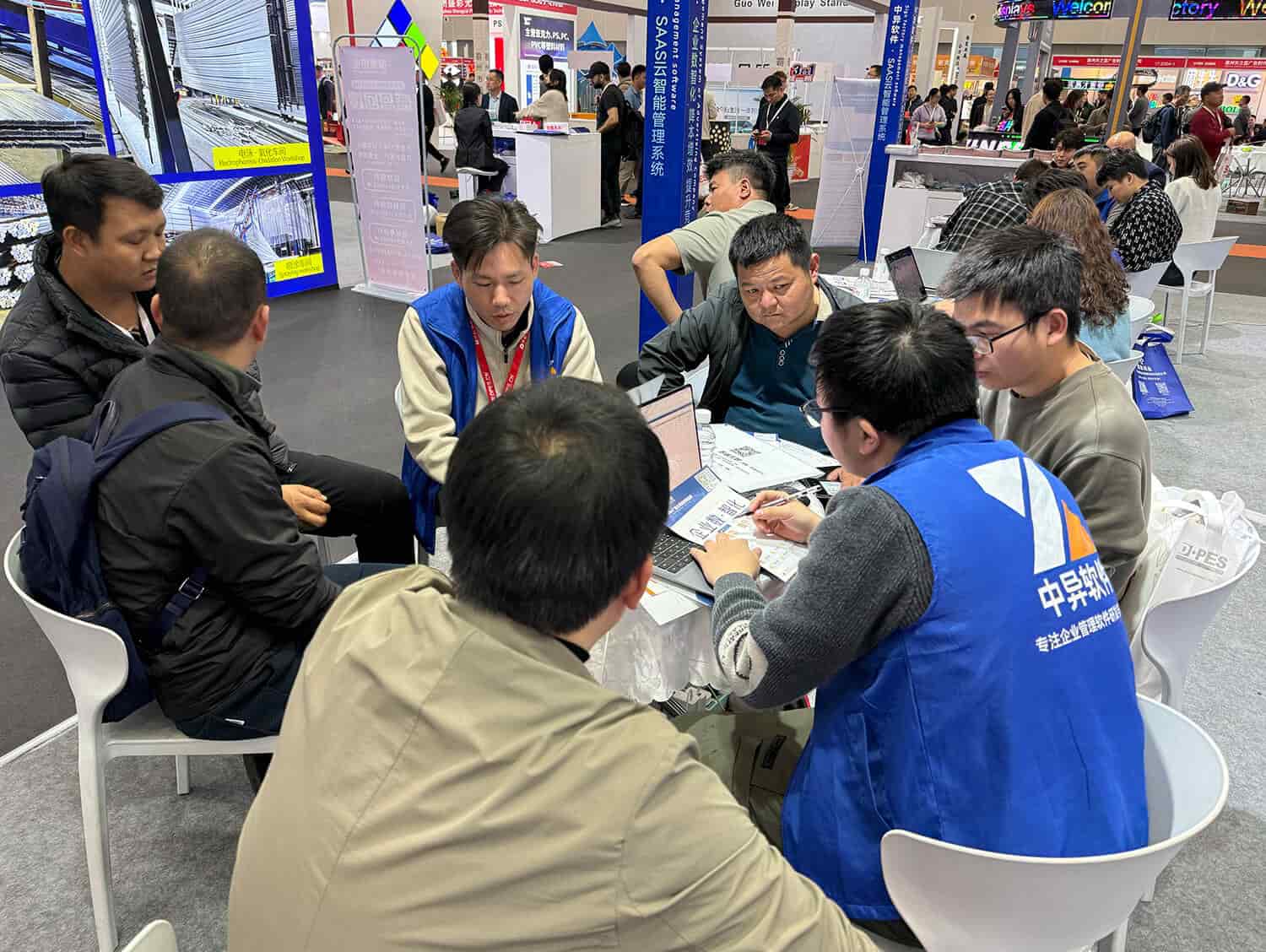 销售顾问为客户演示和解答