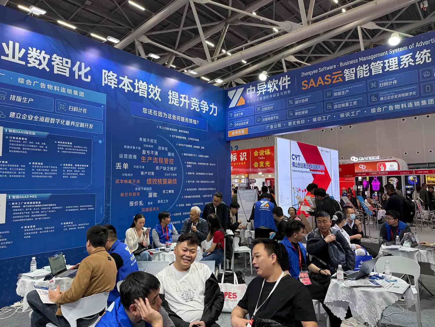 销售顾问为客户演示和解答