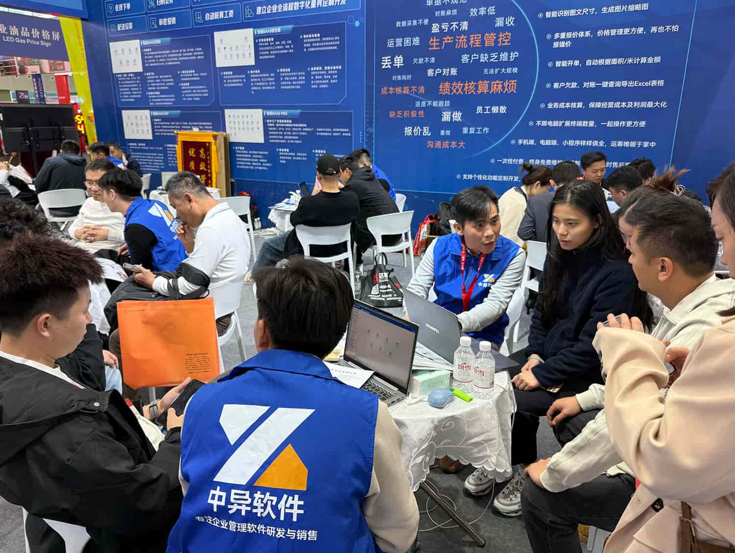 销售顾问为客户演示和解答